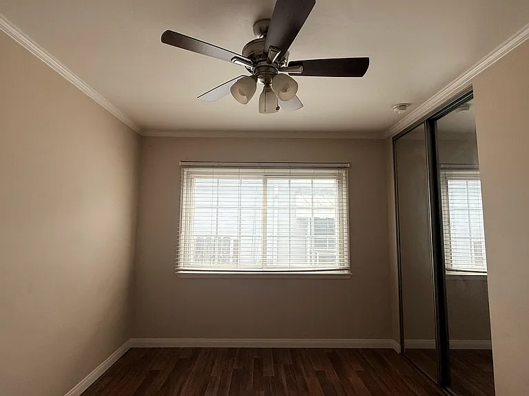4112 W Victory Blvd — Photo 14