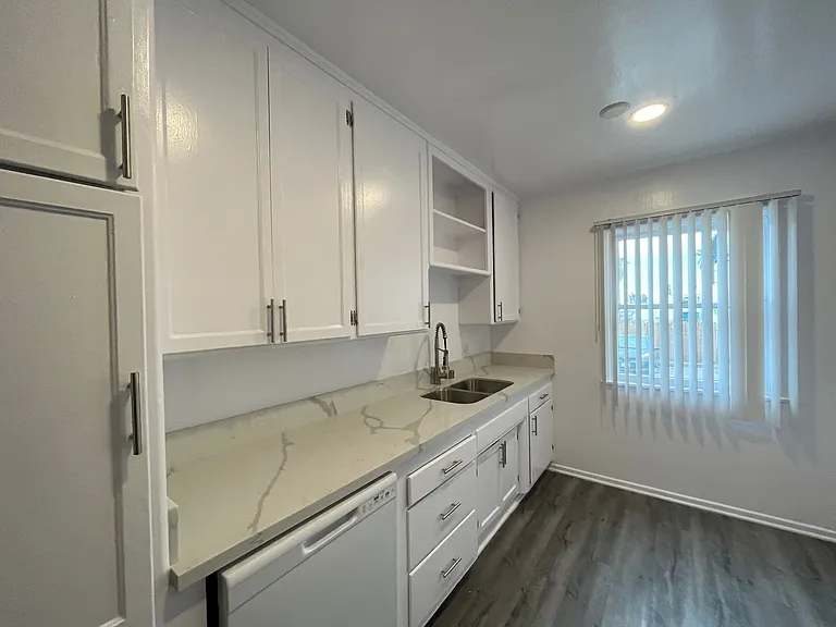 7056 Lanewood Ave — Photo 20