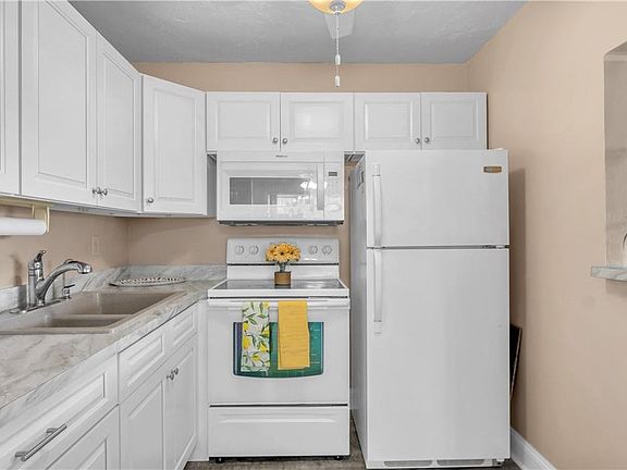 4th image of 320 W Horizons #109