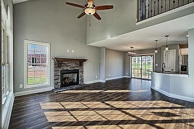 4th image of 725 Lillian Grace Dr