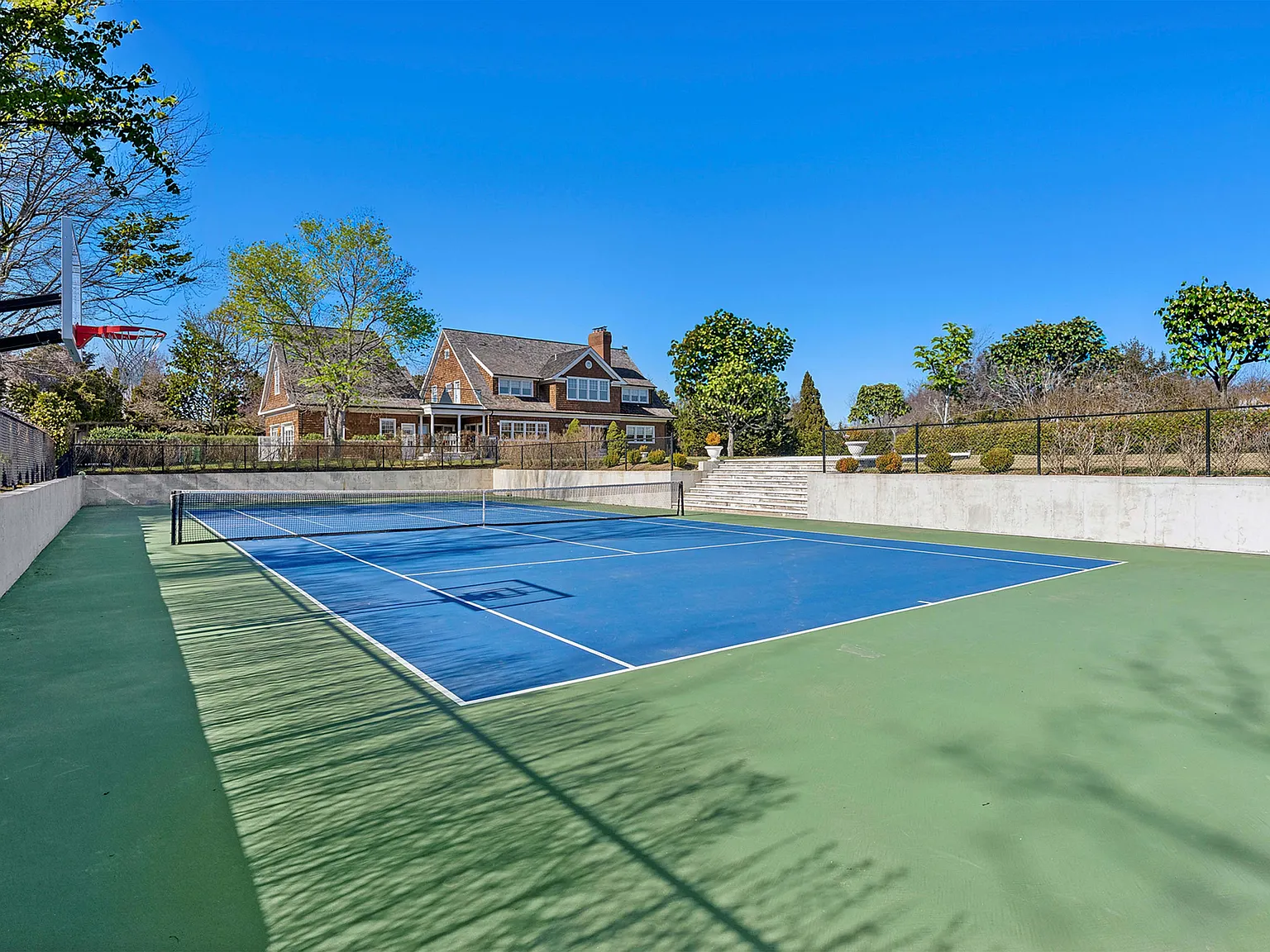 South of the Highway Estate with Tennis, Basketball and Pool — Photo 3