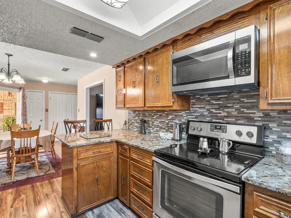 208 Dunigan Ct, Benbrook, TX 76126