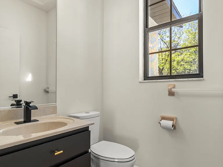 315 E Reehill St — Photo 19