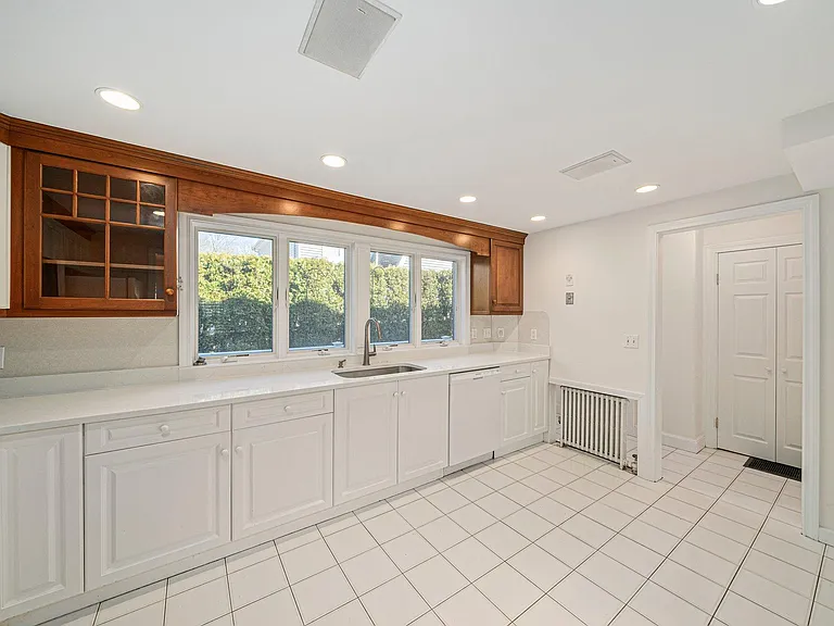 93 Lincoln Rd — Photo 16