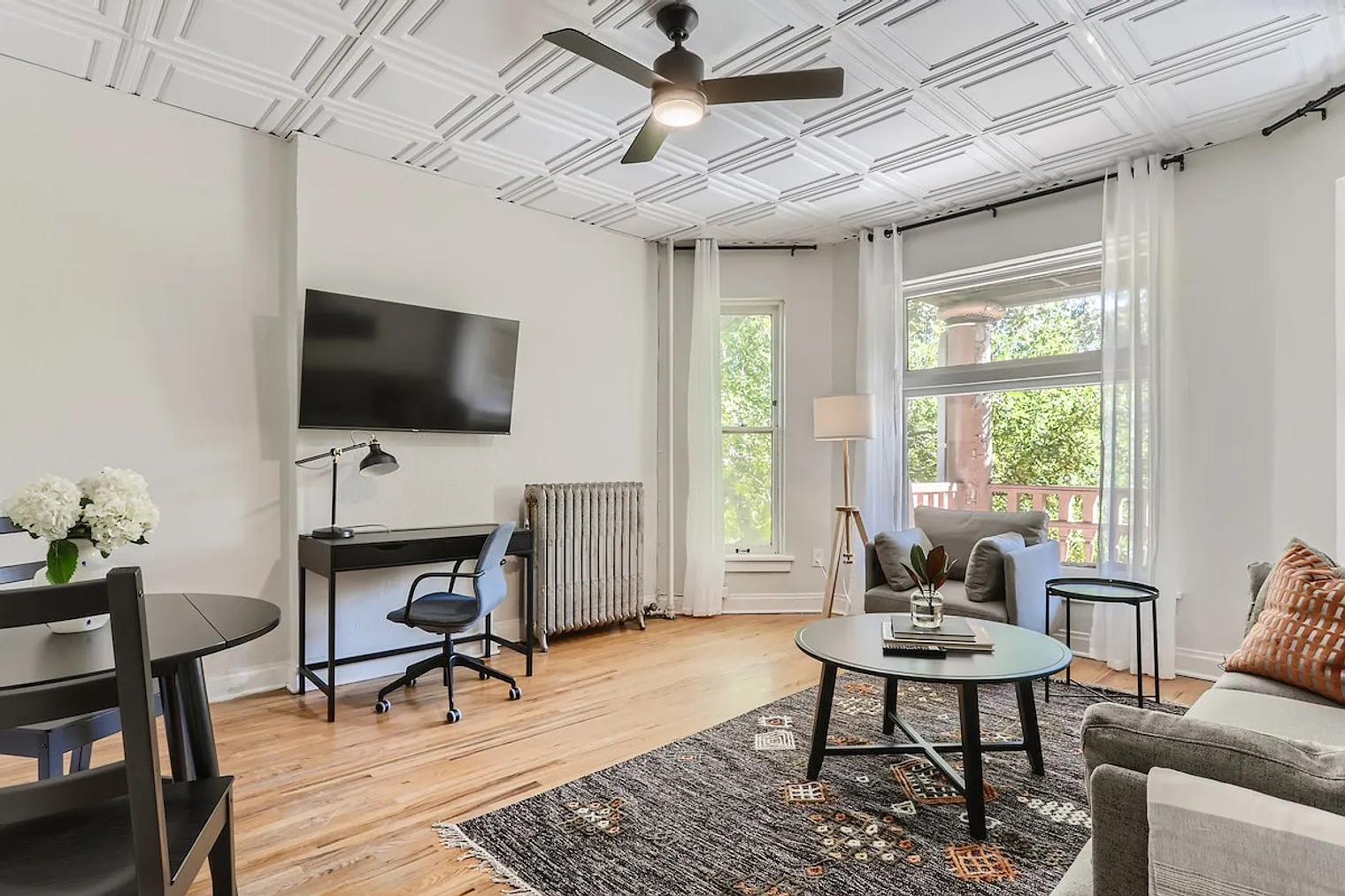 1 bed, 1.0 bath, 656 sqft, $2,747 — Photo 1