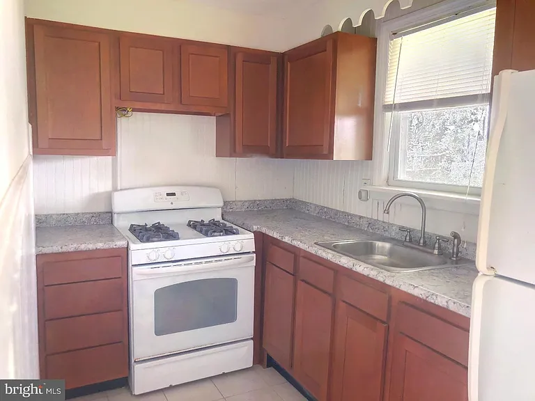 306 Leverington Ave — Photo 8