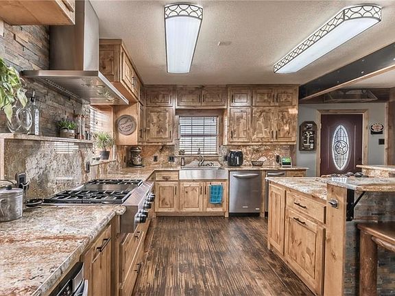 4th image of 270 Clover Dr