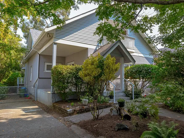 915 Oliver St, Oak Bay, BC V8S 4W5