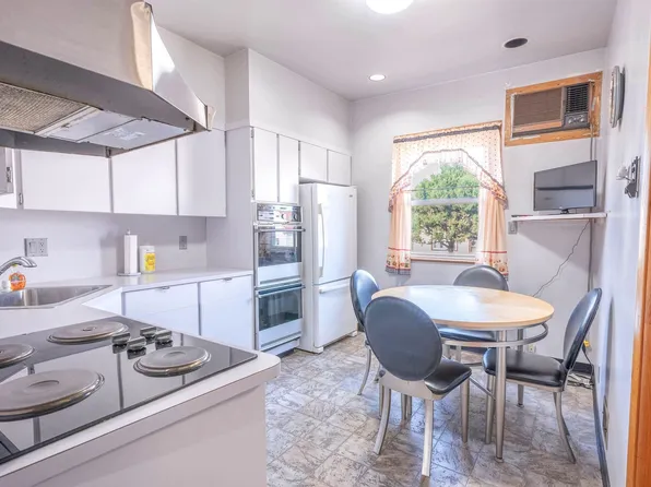 85 W 55th St, Bayonne, NJ 07002