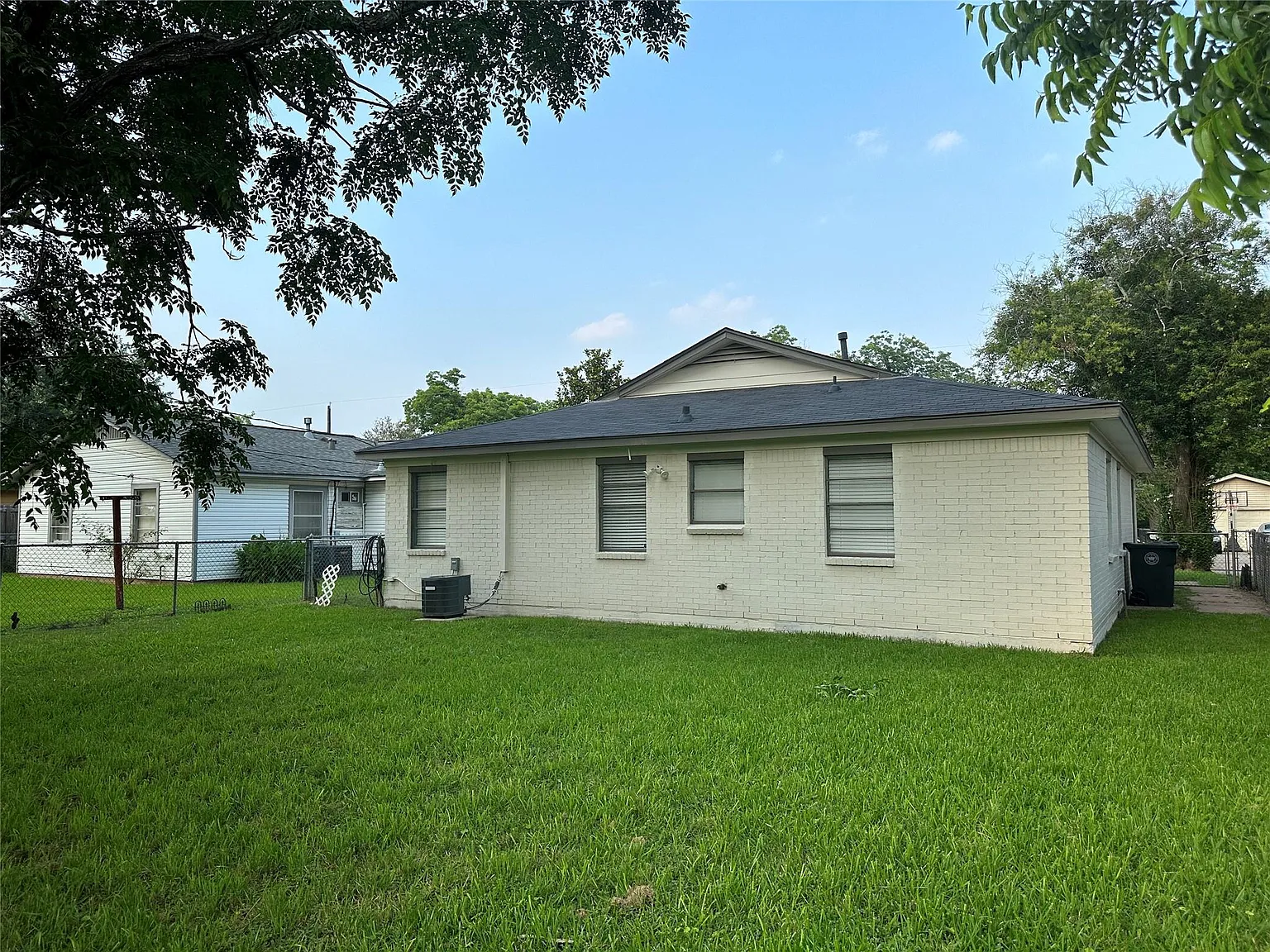 3 bed, 2.0 bath, 1184 sqft, $1,900 — Photo 2