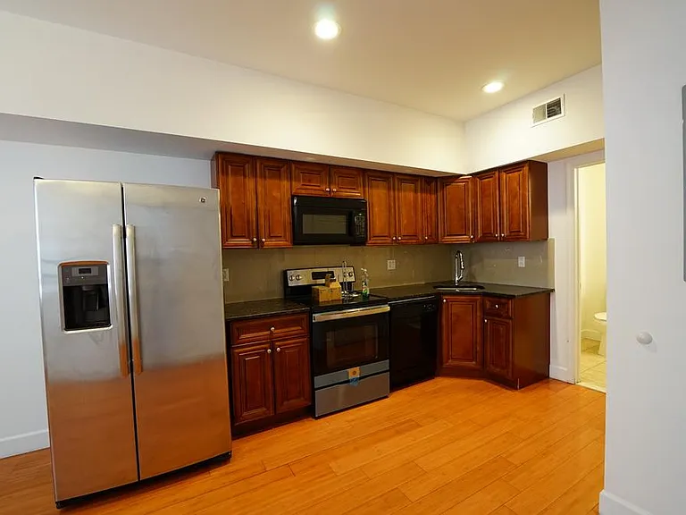 1030 Wood St #2F — Photo 5