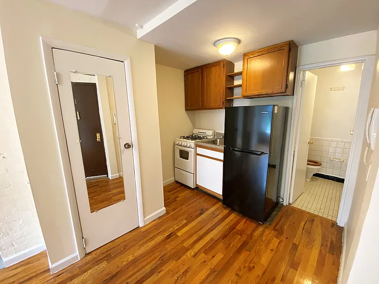 326 E 6th St #1 — Photo 5