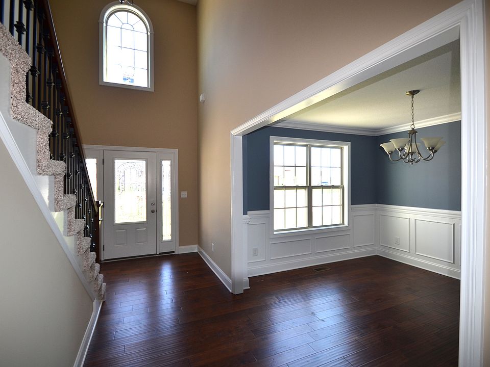 FOYER VIEW W/ DINING ROOM