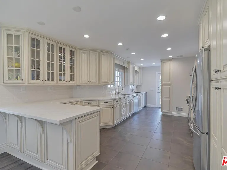9500 Sawyer St — Photo 5