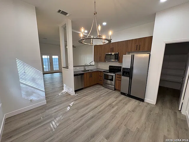 3 bed, 2.0 bath, 1386 sqft, $1,900 — Photo 2