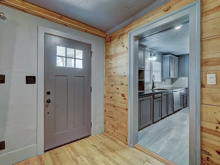 212 E Lindsey St — Photo 4