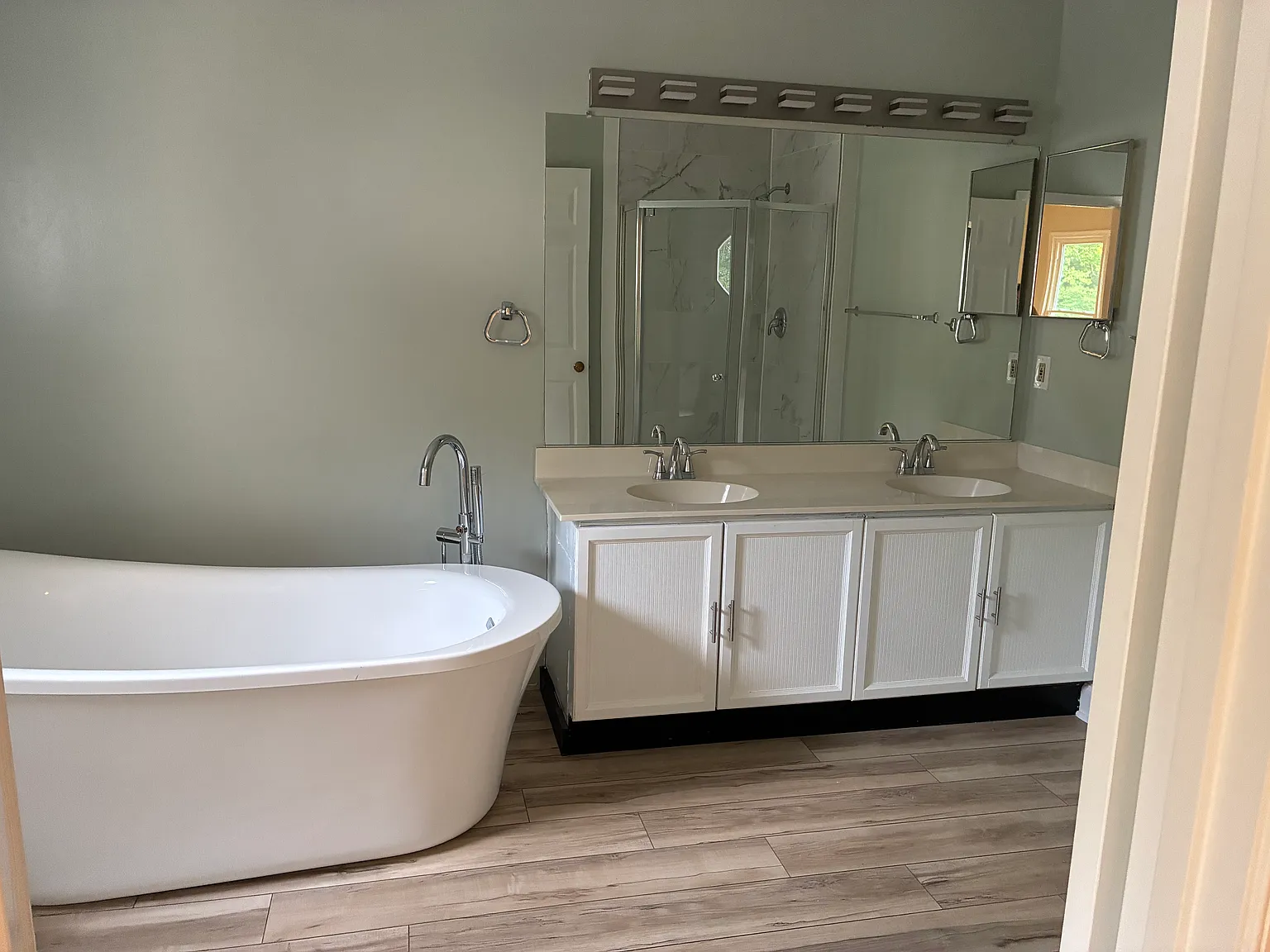 3 bed, 3.5 bath, 2060 sqft, $3,200 — Photo 1