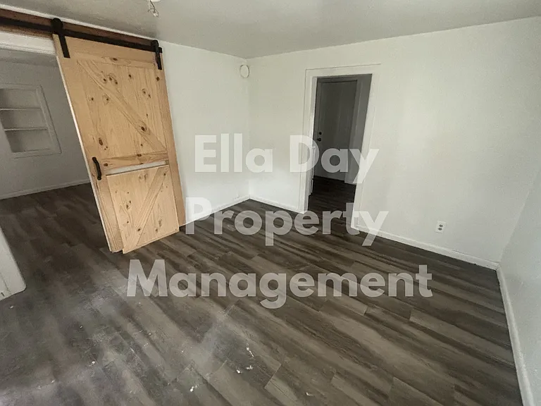 1801 S Glenn St — Photo 2
