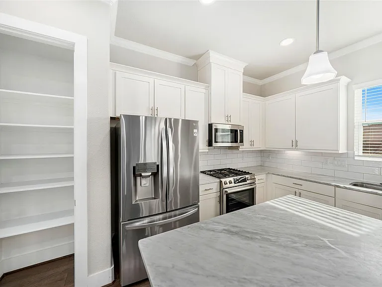 420 W 28th St #D — Photo 11