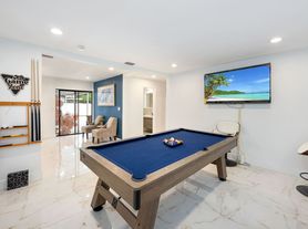 8444 Sheraton Dr, Hollywood, FL