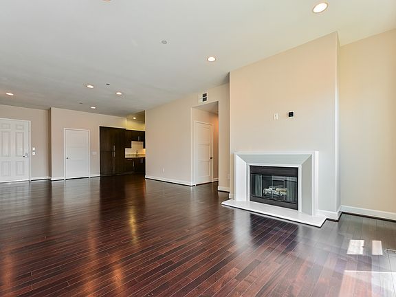 3rd image of 10878 Bloomfield St #407