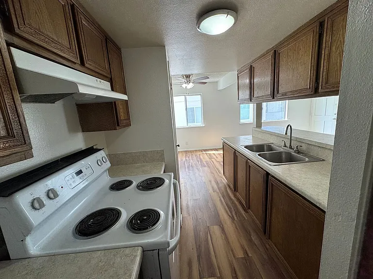 1212 Chalmette Ave — Photo 11