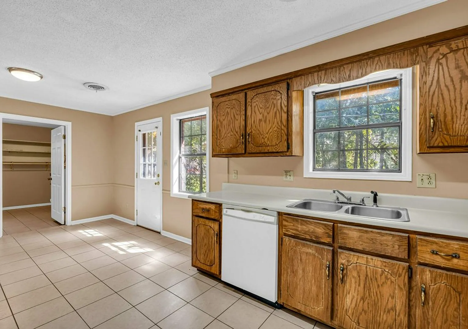 1137 Marie St. — Photo 4