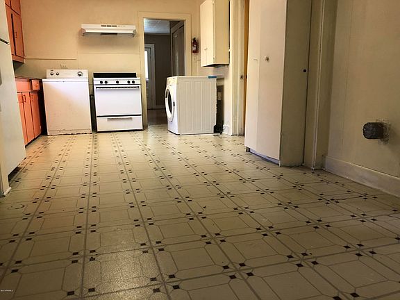3rd image of 121 S Leonard St