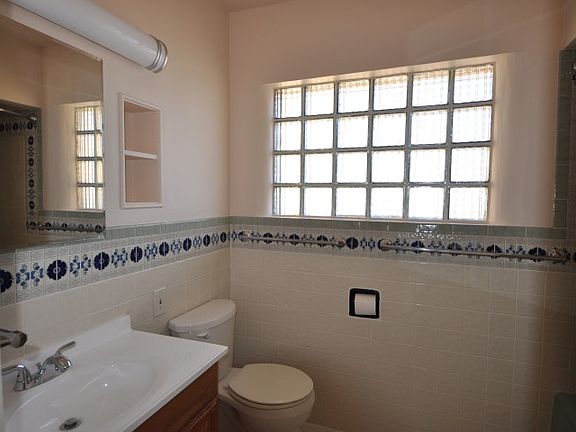 4th image of 515 W 12th St