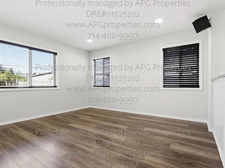 139 Thompson Ave — Photo 15
