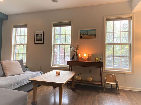 246 6 Living space with south facing widows
