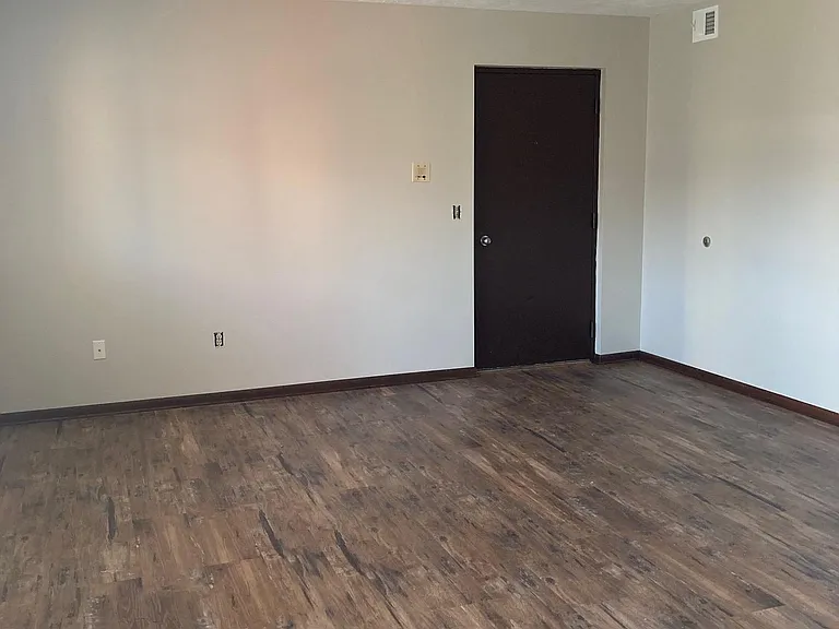 4633 Plummer St — Photo 3