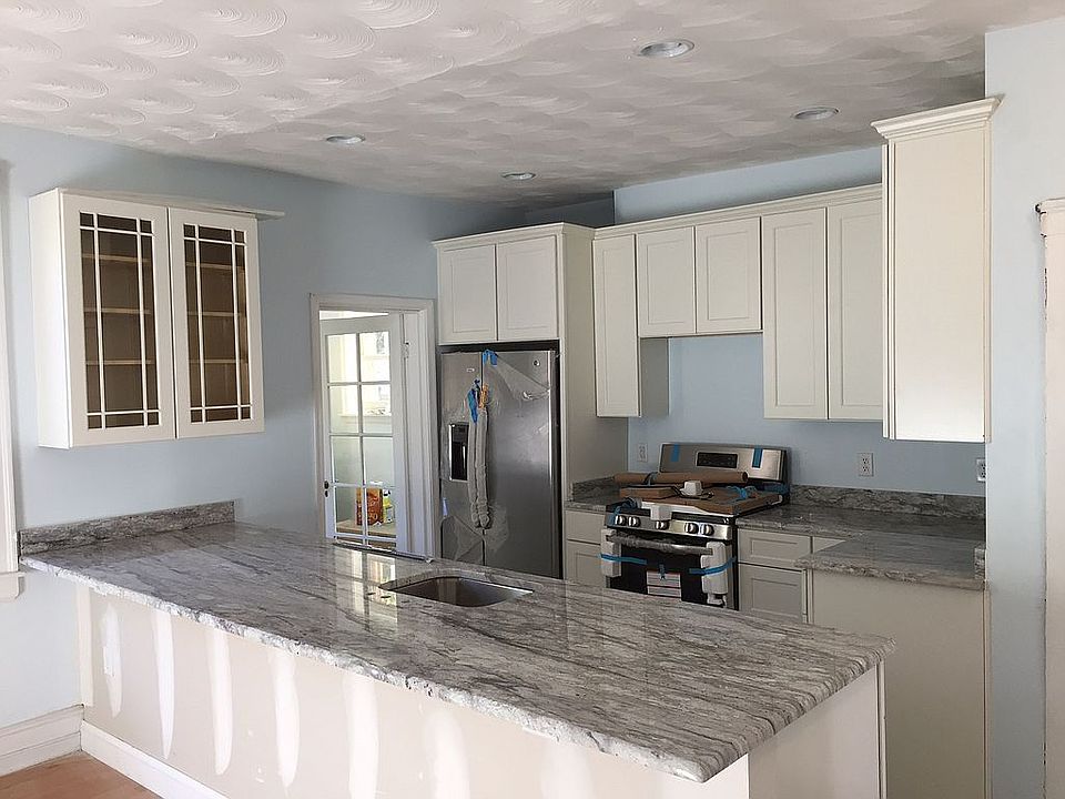 2nd image of 117 S Colonial Ave