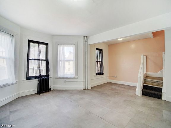4th image of 144 Steuben St