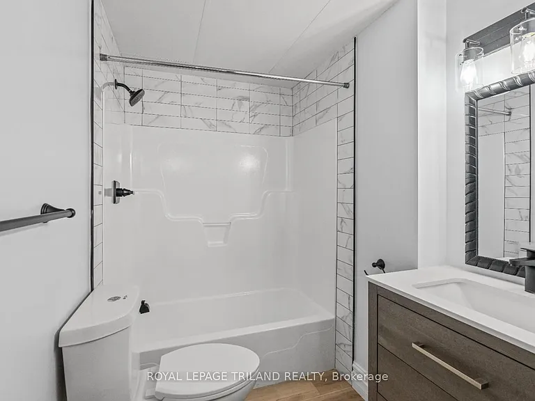 330 Clarence St #204 — Photo 5