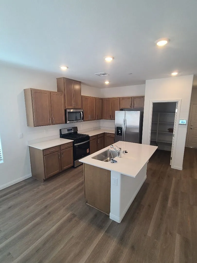Brand New 2 story home in Cadence with 3 bedrooms, 2.5 bathrooms, loft, & 2 car garage! — Photo 2