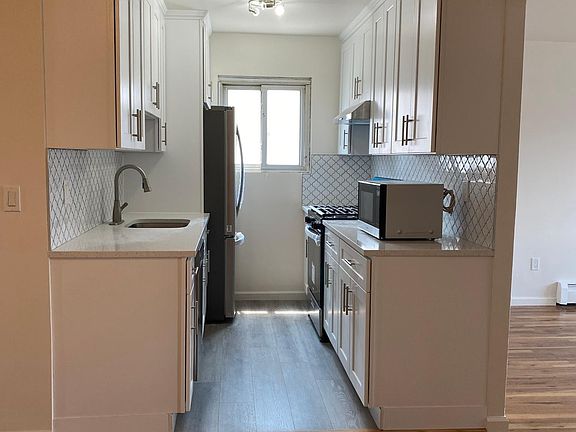 2nd image of 1024 Throgmorton Ave #2
