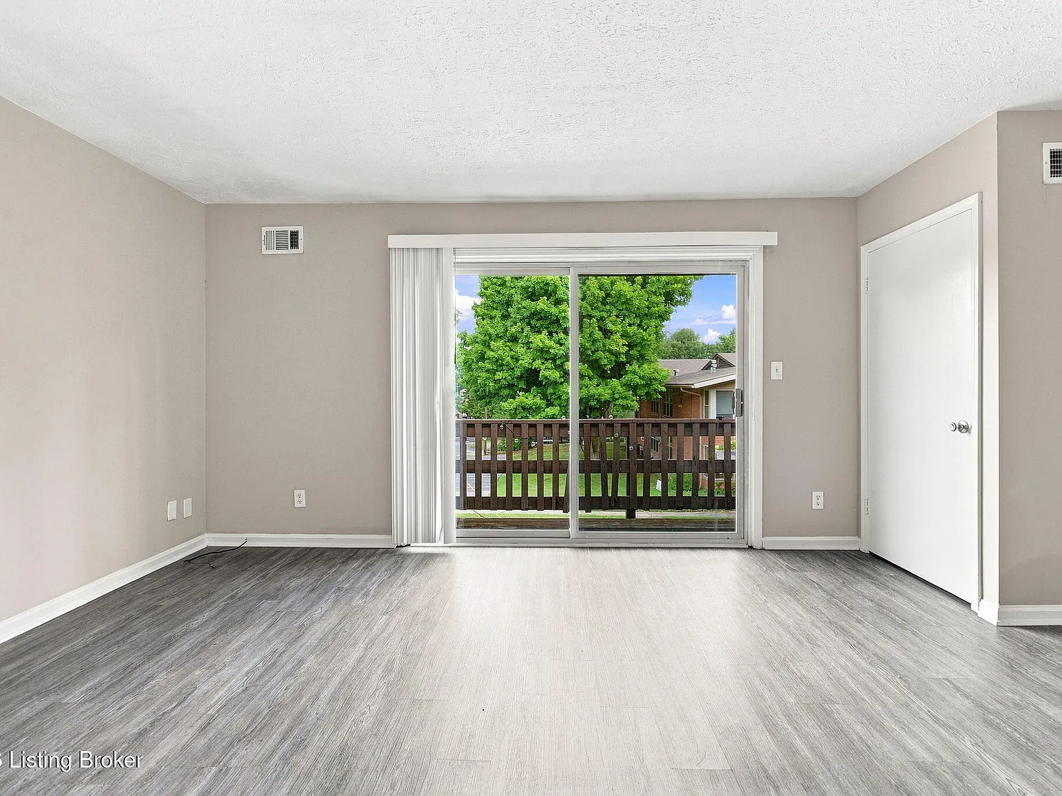 2 bed, 1.0 bath, 925 sqft, $1,050 — Photo 3