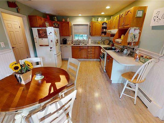 3rd image of 90 Sycamore Cir