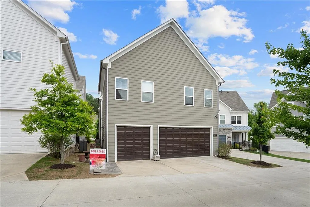 1 bed, 1.0 bath, 636 sqft, $2,000 — Photo 1