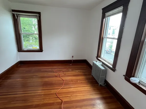 17 Riverside St, Needham Heights, MA 02494
