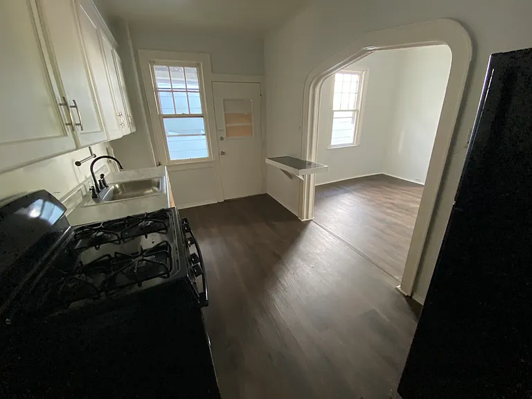 86-88 E Walnut St #2 — Photo 6