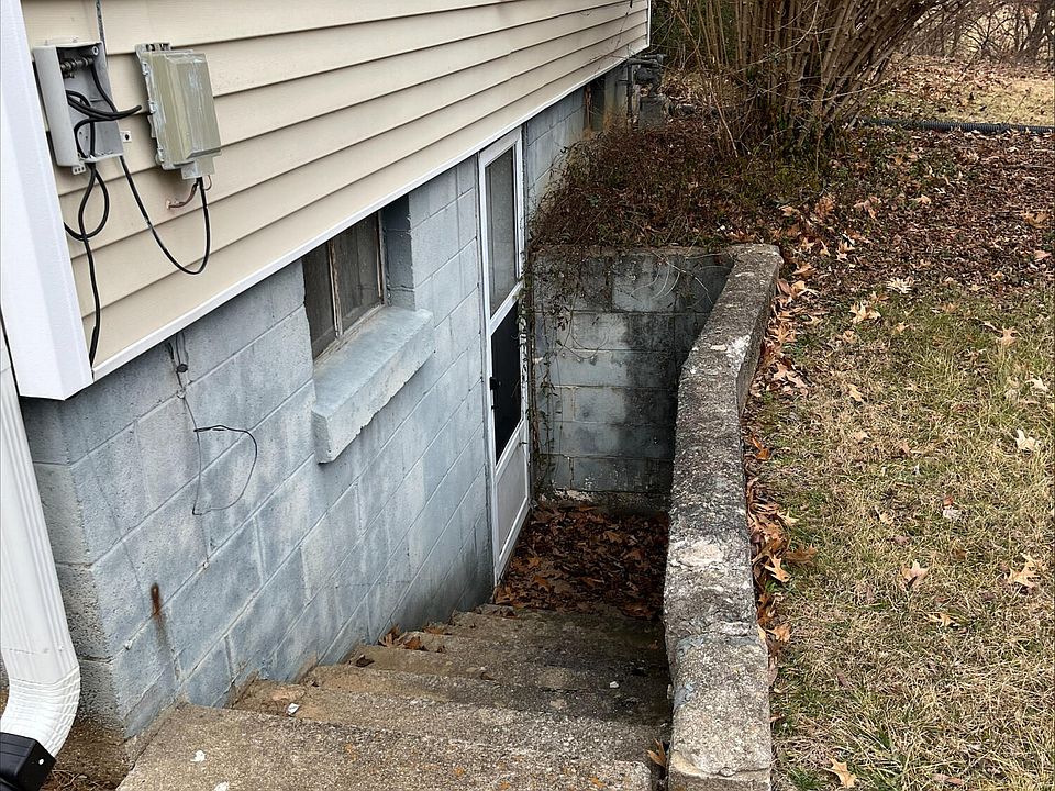 2nd image of 1675 W Vine St