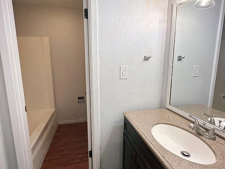 704 Zapata Ave — Photo 10
