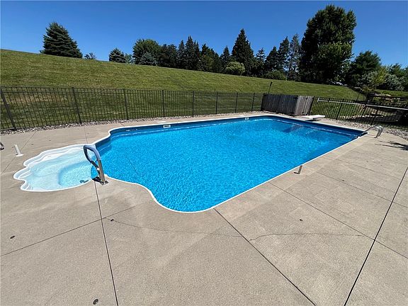 3rd image of 7 Pepperwood Ct
