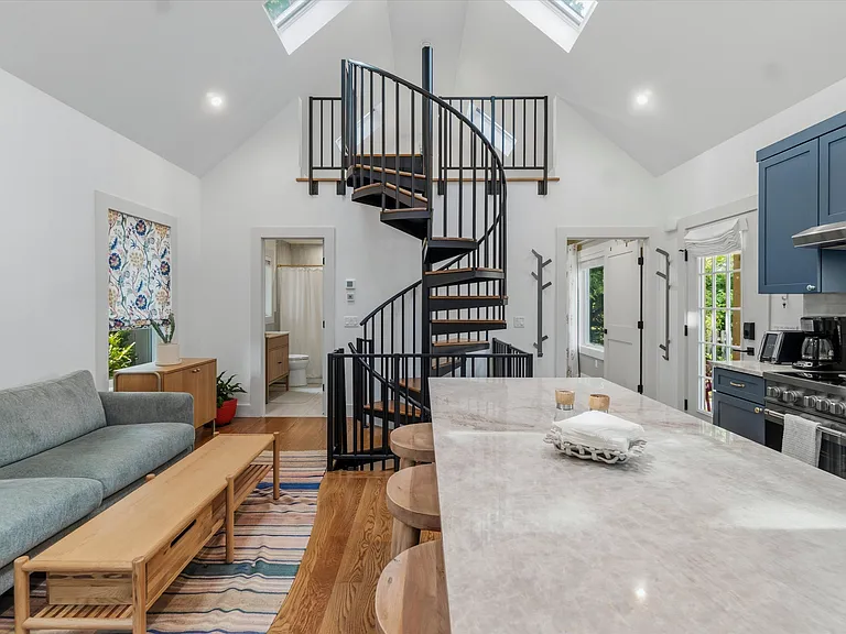 103 Hastings Ave — Photo 12