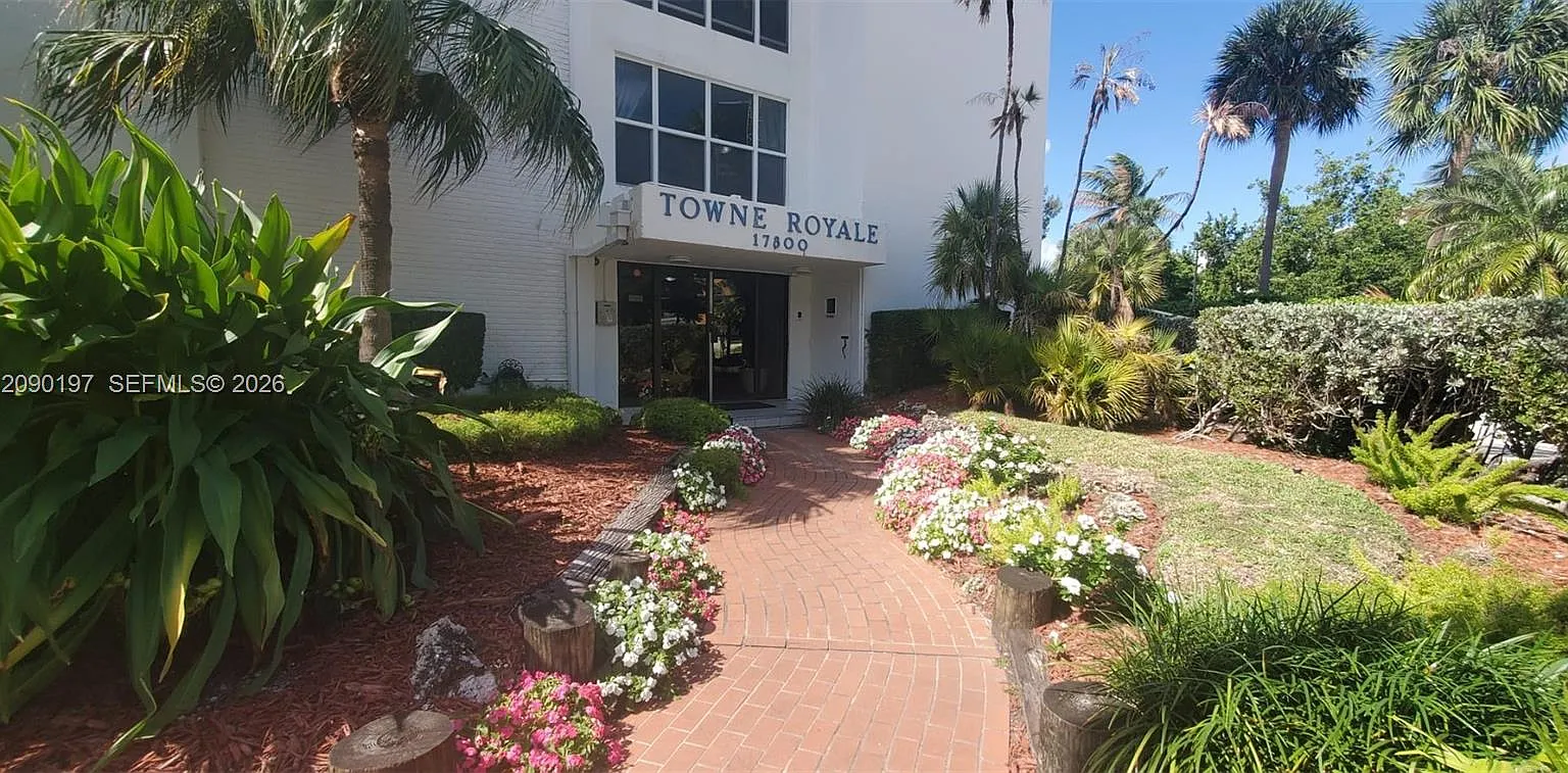 Towne Royale Condo — Photo 3