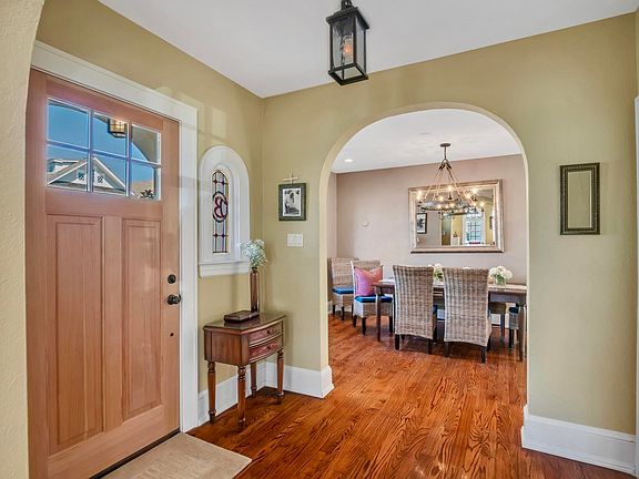 3rd image of 901 Saint James Pl