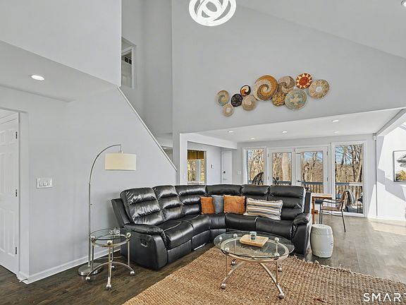 4th image of 370 Amity Road