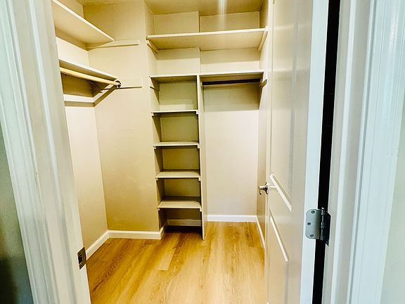 Walking closet with organisers